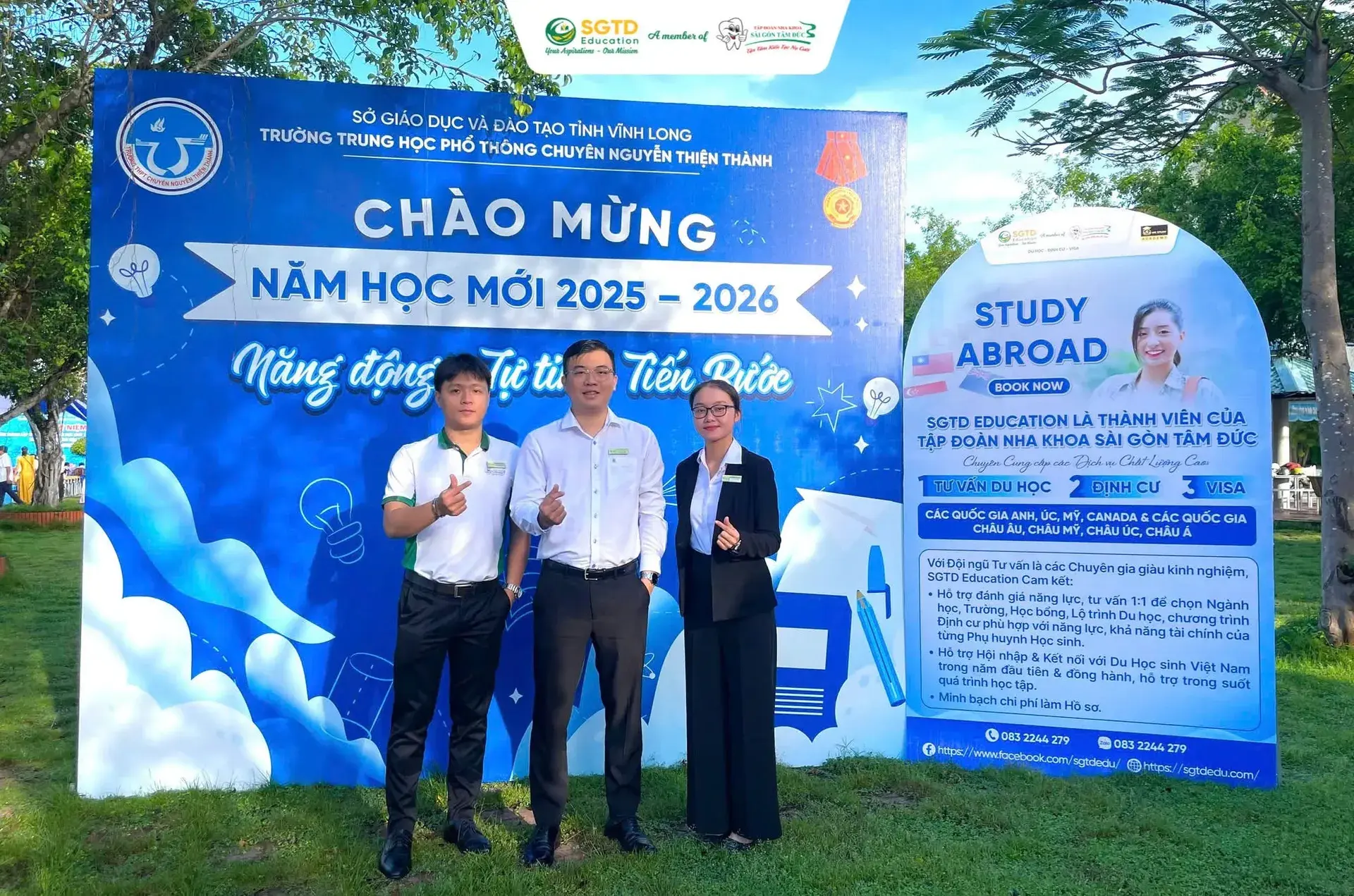 Niềm vui của các em trong ngày khai giảng