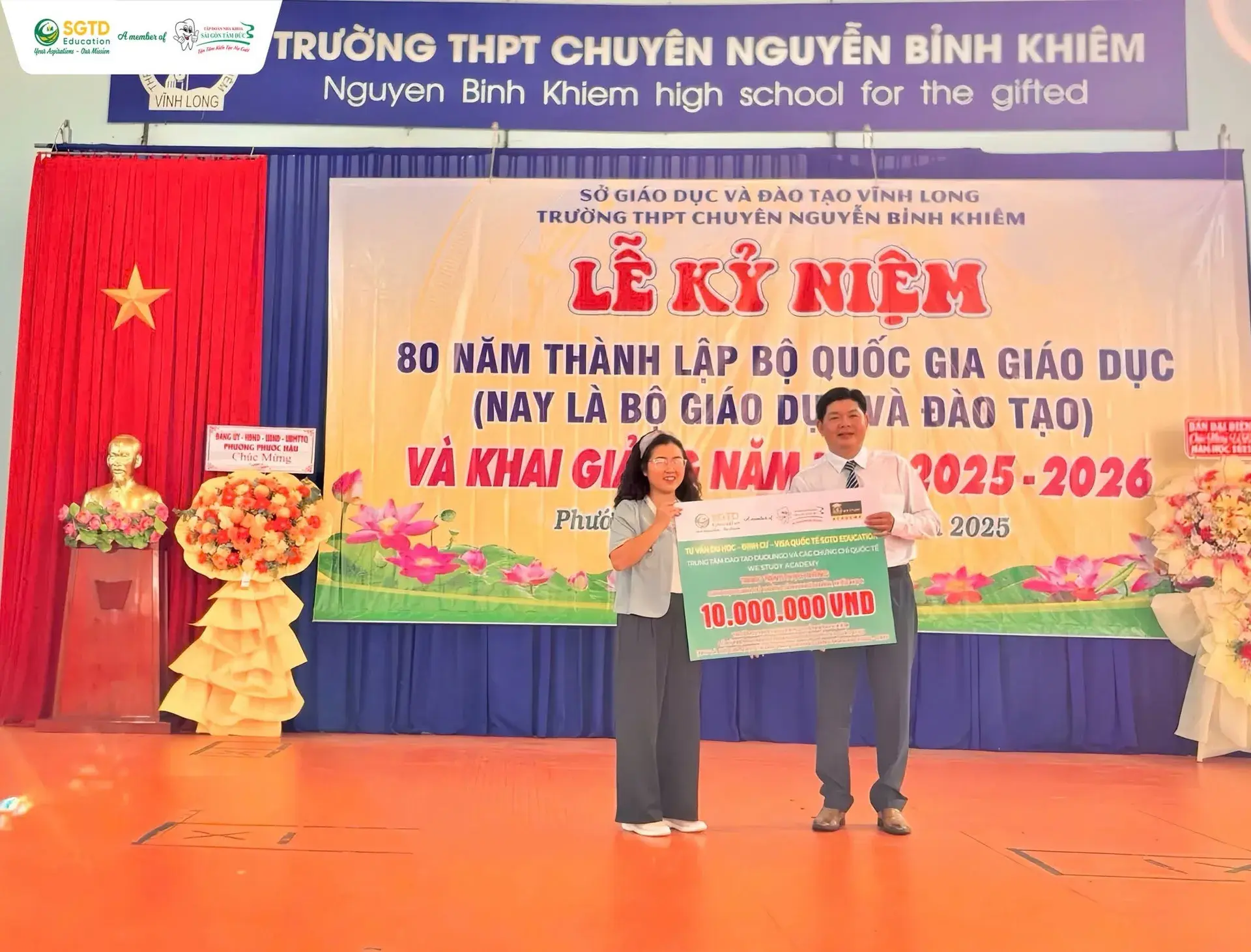 Chụp ảnh lưu niệm cùng nhà trường và các đối tác