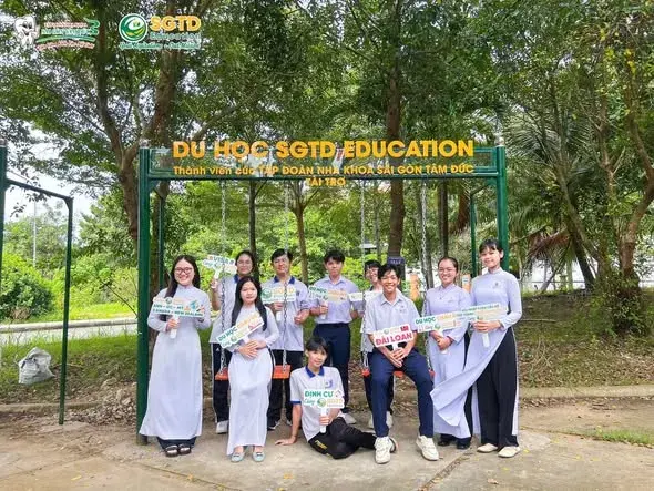 Khu xích đu do SGTD Education tài trợ tại sân trường