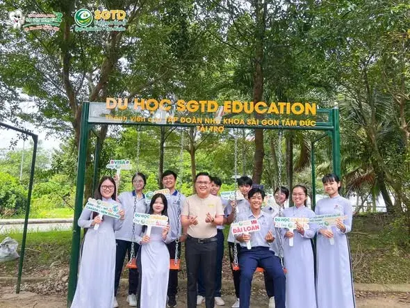 Khu xích đu do SGTD Education tài trợ tại Trường THPT Chuyên Bến Tre