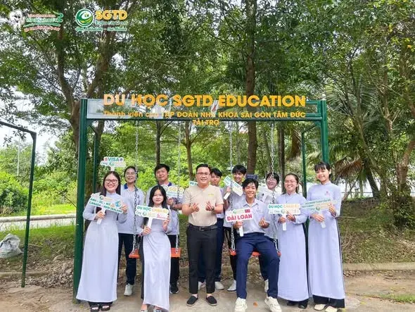 Các bạn học sinh trong tà áo dài bên khu vực sân trường mới
