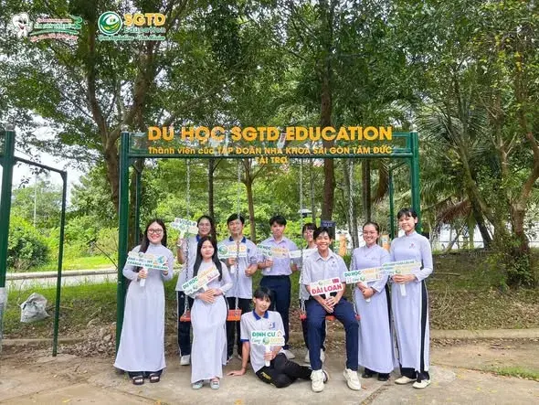 Giờ ra chơi tại khu xích đu trong khuôn viên nhà trường