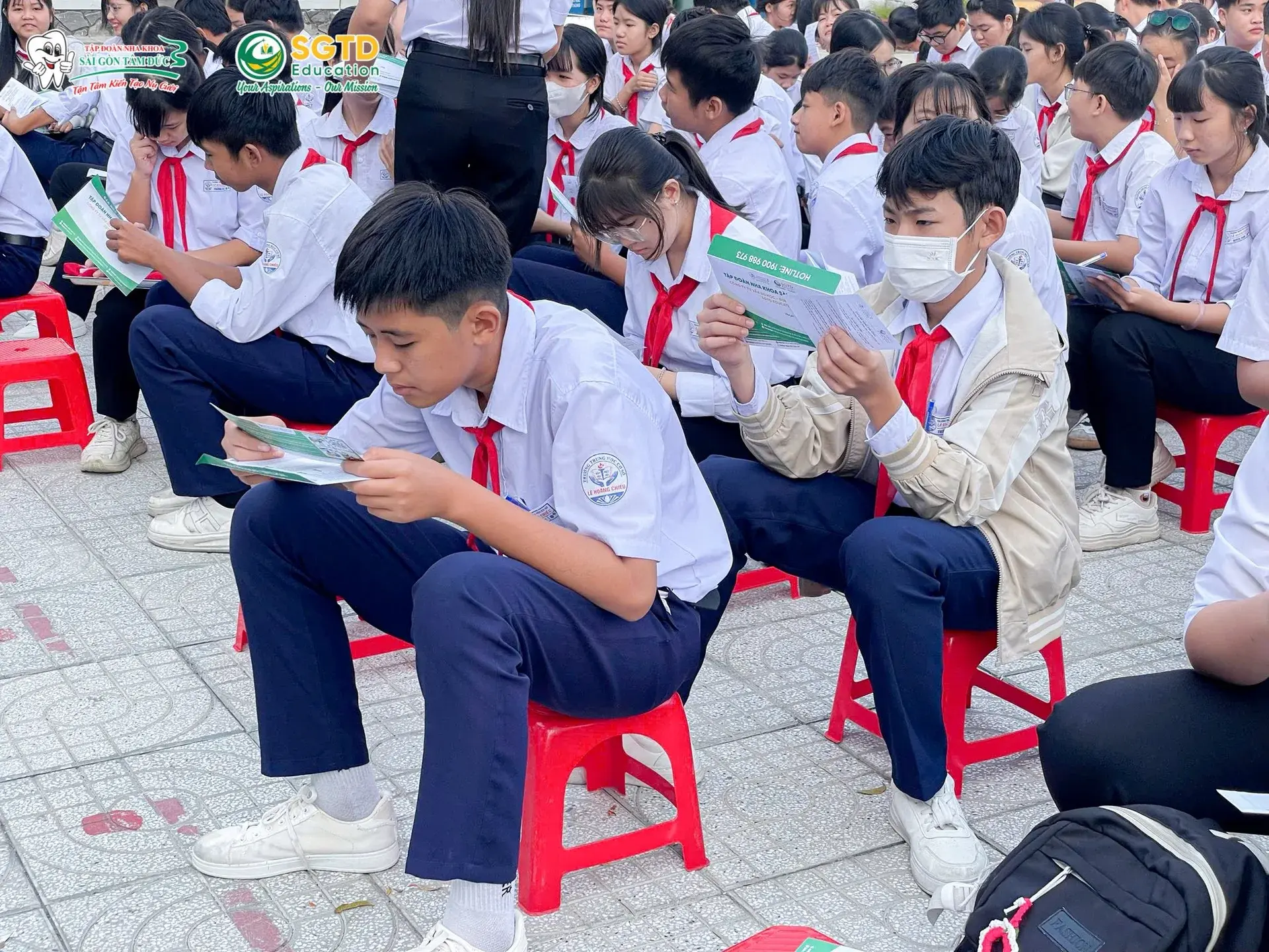 SGTD Education chụp ảnh lưu niệm cùng Ban Giám hiệu Trường THCS Lê Hoàng Chiếu