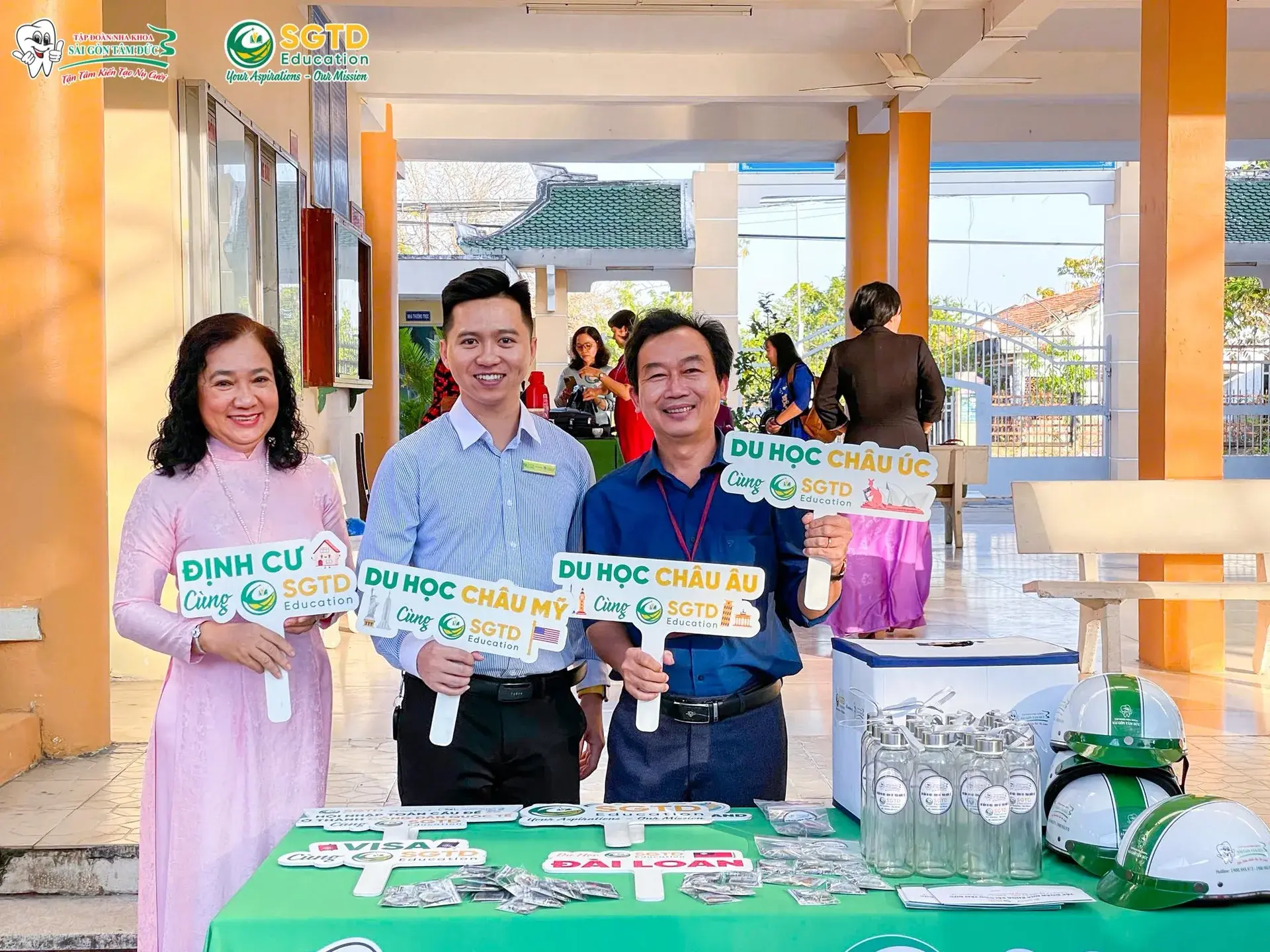 Học sinh THPT Lê Hoàng Chiếu hào hứng tìm hiểu về chương trình du học hè quốc tế