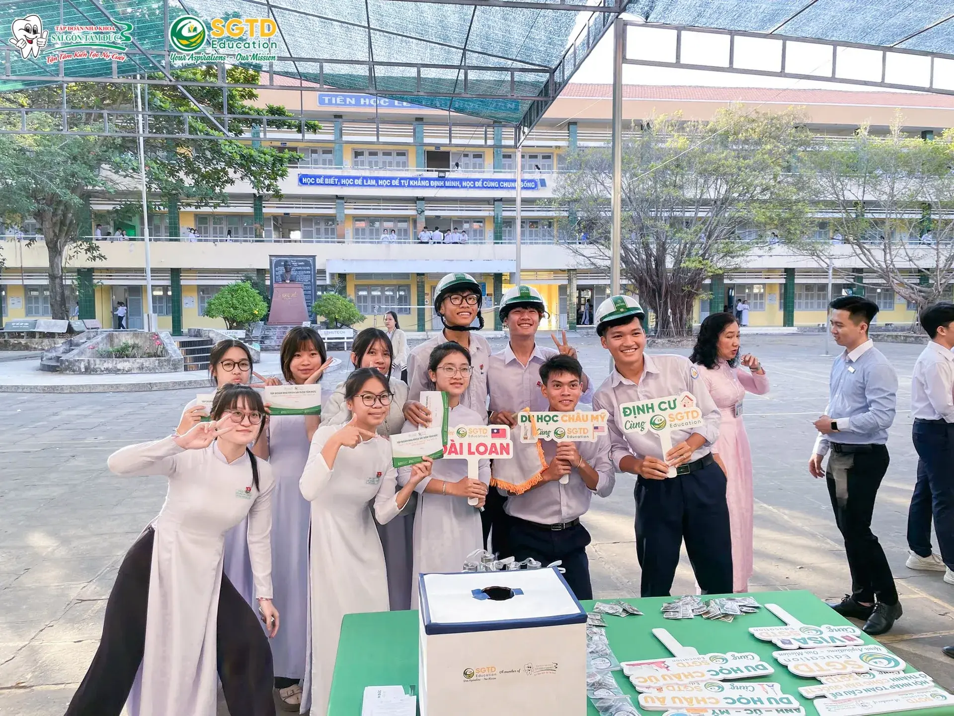 Ban Giám hiệu Trường THPT Lê Hoàng Chiếu cùng SGTD Education