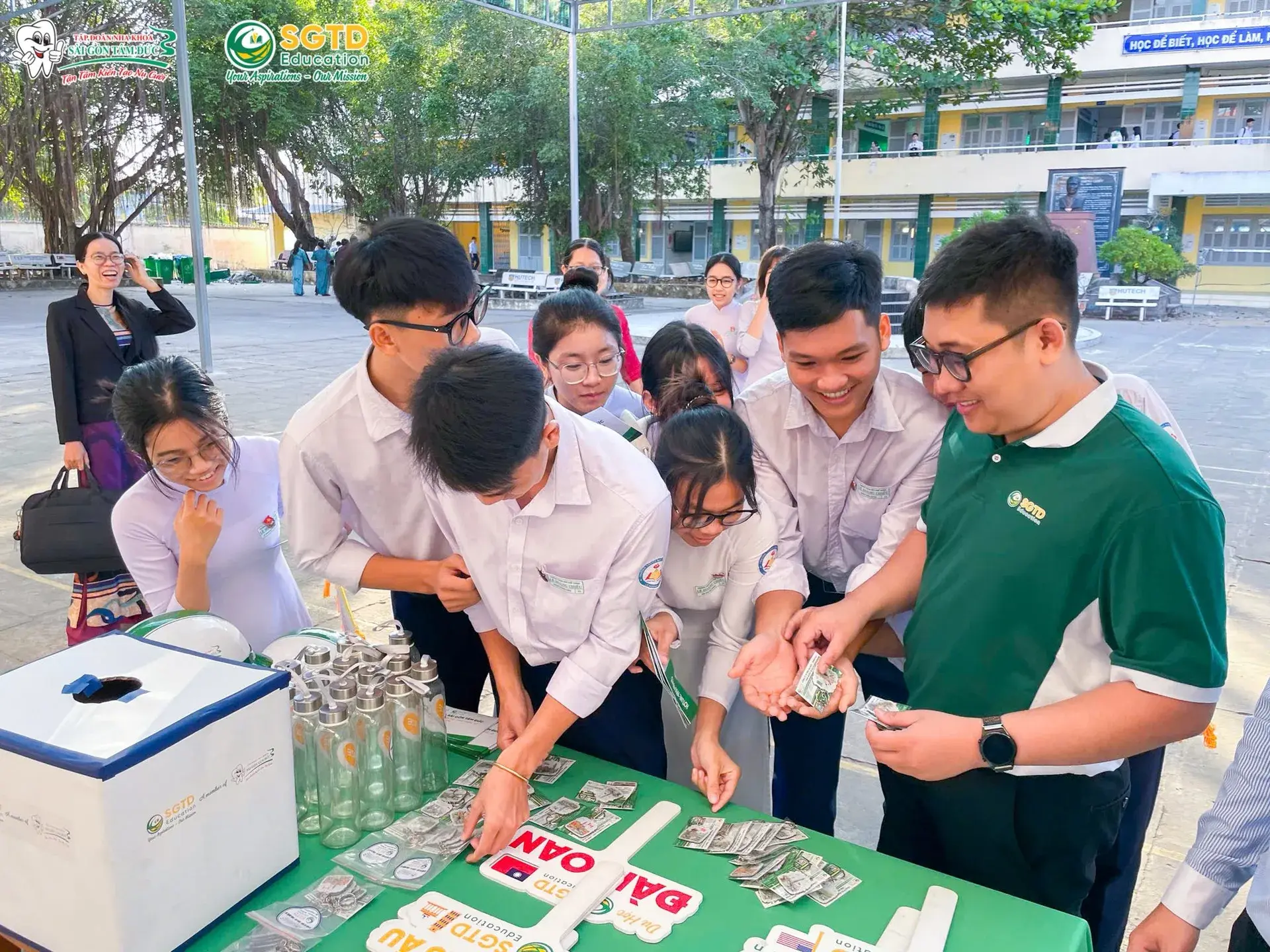 Học sinh THPT Lê Hoàng Chiếu trong tiết Sinh hoạt dưới cờ định hướng du học