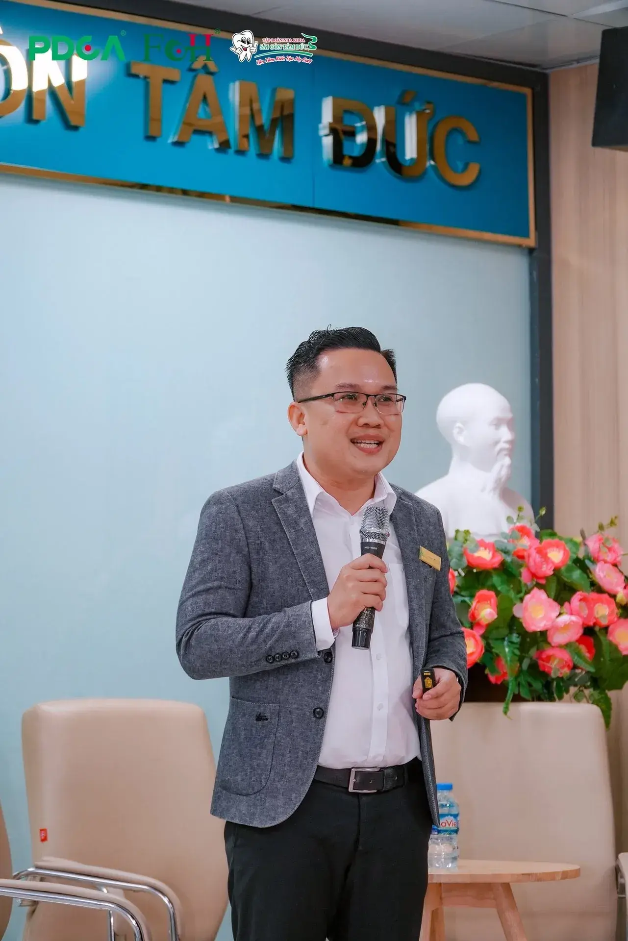 Đoàn khách lắng nghe phần chia sẻ về chiến lược phát triển
