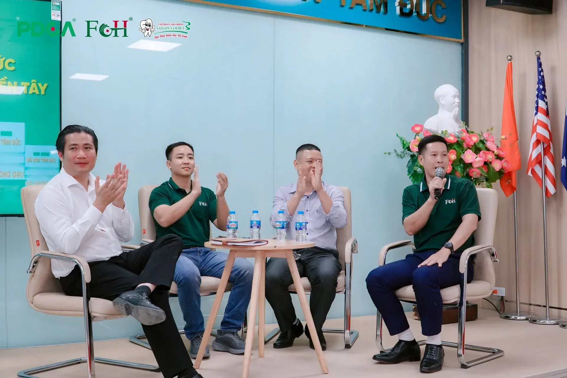 Đoàn tham quan khu vực làm việc của tập đoàn