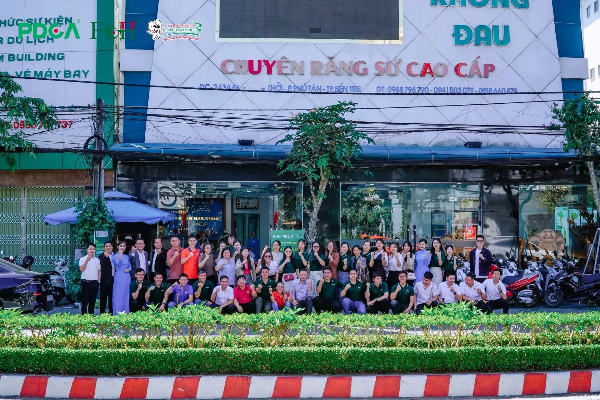 Đoàn khách và đội ngũ chụp ảnh lưu niệm