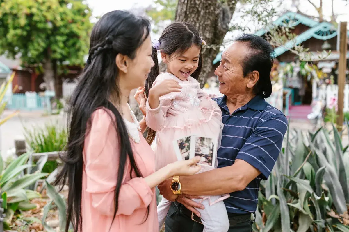 Người ông ngồi cạnh cháu nhỏ trong công viên